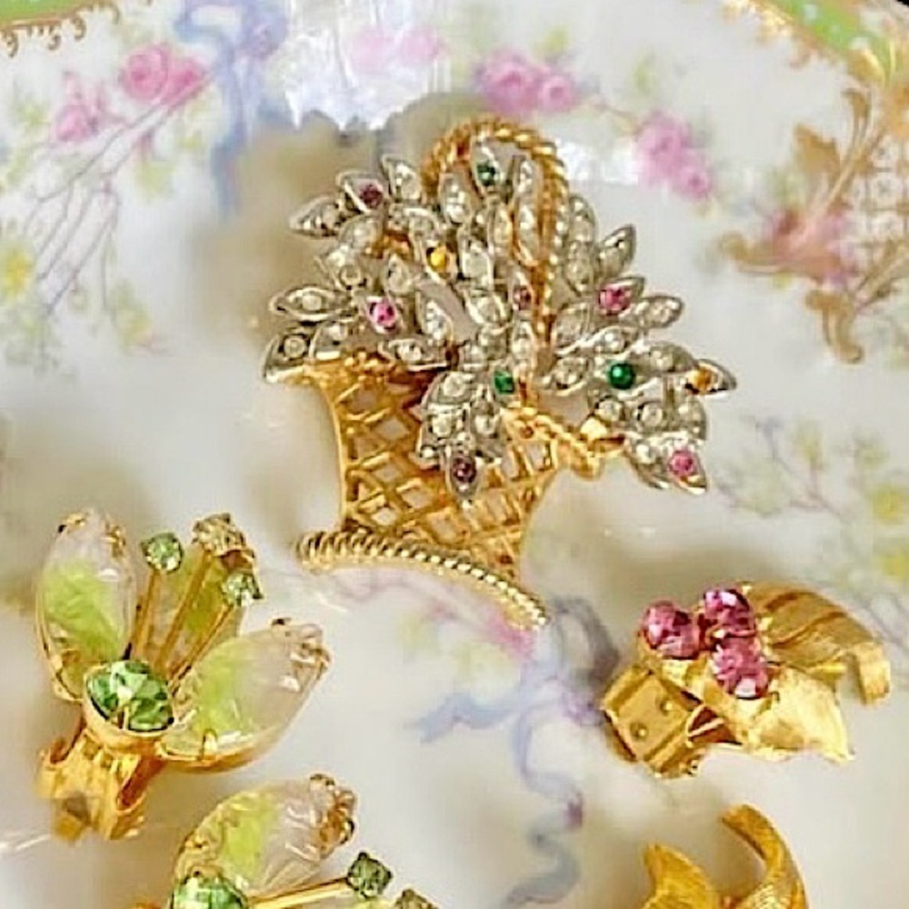 Vintage gemstone bouquet brooch